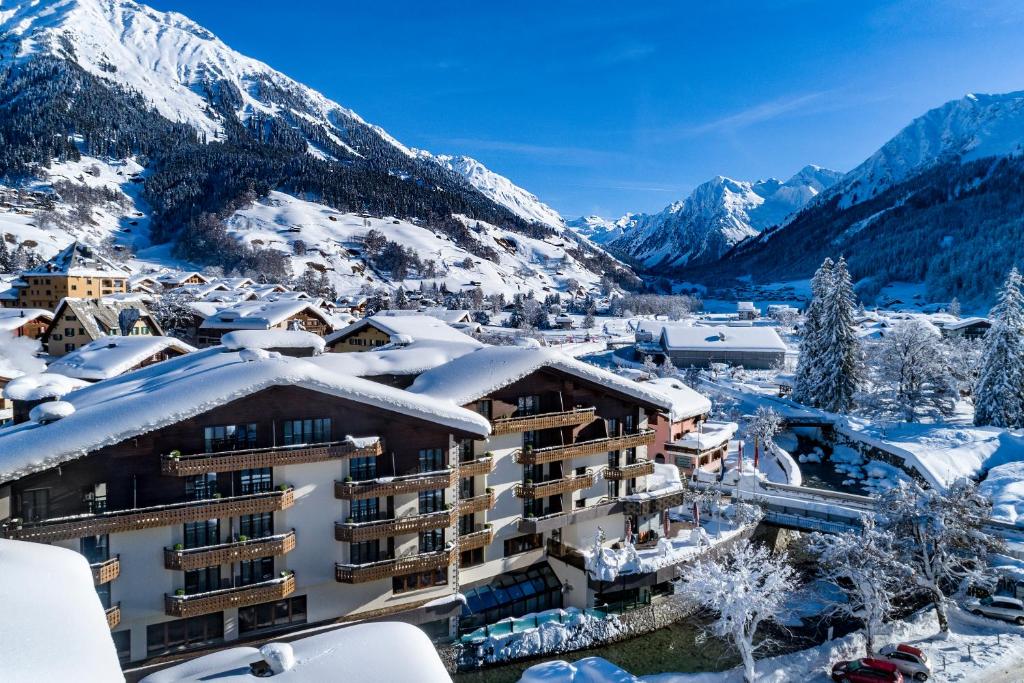 un hotel in montagna coperto di neve di Hotel Piz Buin Klosters a Klosters