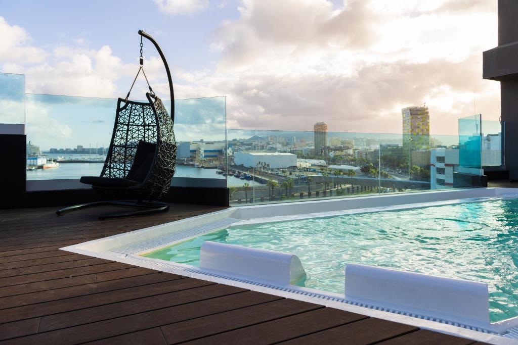 - un bain à remous sur le toit d'un immeuble avec vue dans l'établissement Hotel Puerto de la Luz by Pierre & Vacances, à Las Palmas de Gran Canaria