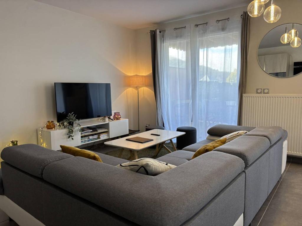 Uma TV ou centro de entretenimento em Appartement Confortable avec Terrasse à 5 Min du Centre, Navette Ski Gratuite ! - FR-1-548-34