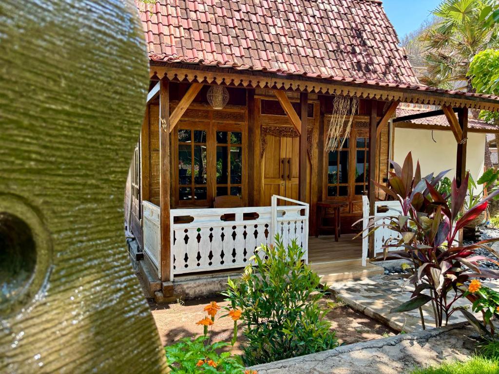 Beehive Cottages tesisinin dışında bir bahçe