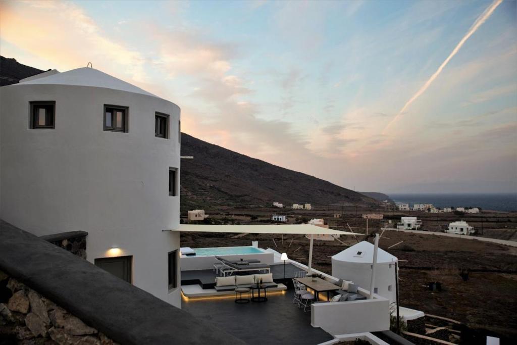 un edificio bianco con vista sull'oceano di Horizon Mills a Imerovigli