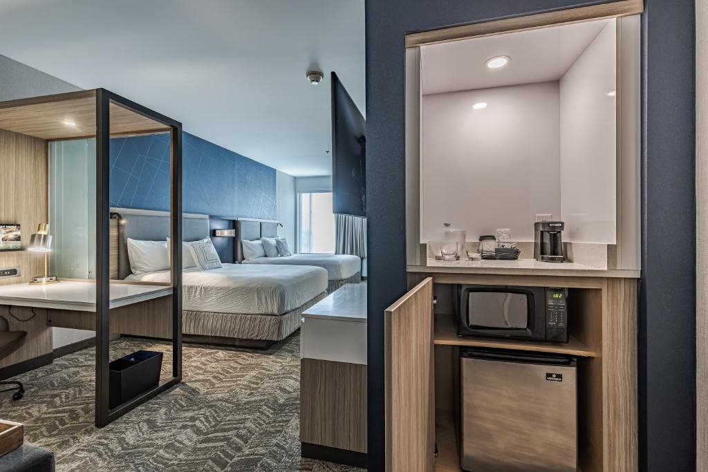 A bed or beds in a room at SpringHill Suites by Marriott Fort Wayne Southwest