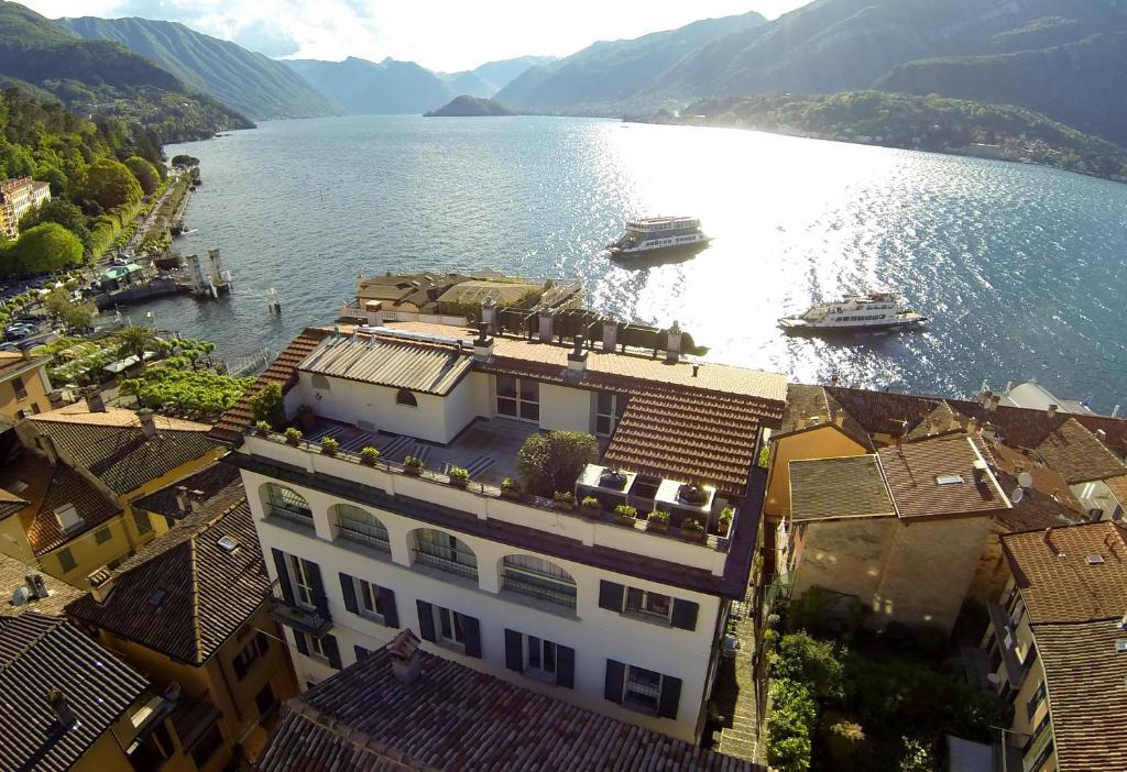 una vista aérea de un edificio junto a una masa de agua en Hotel Bellagio, en Bellagio