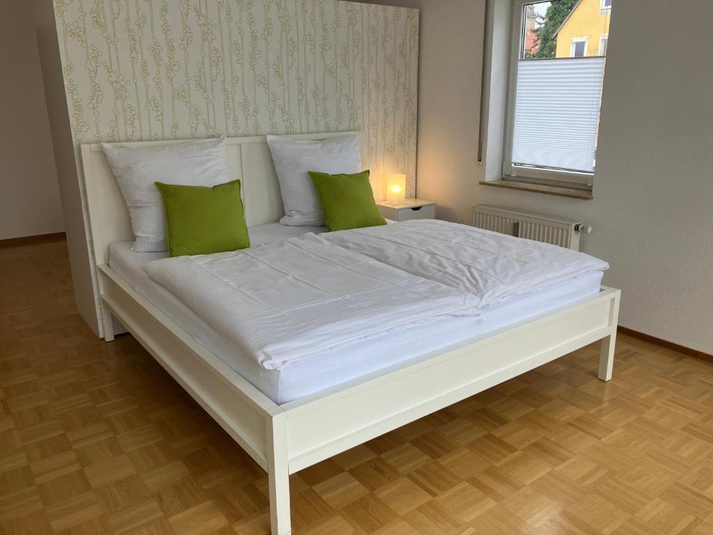 Una cama o camas en una habitación de Ferienwohnung-Ludwigsburg-City