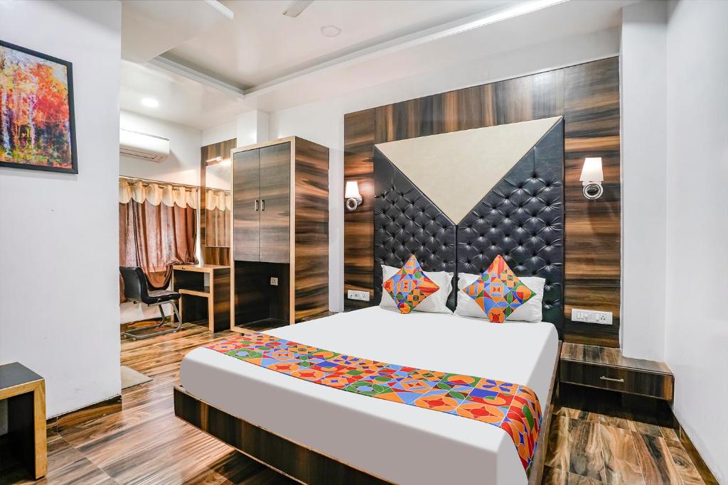 Giường trong phòng chung tại FabHotel Sai Plaza Executive - Chatrapati Sambhaji