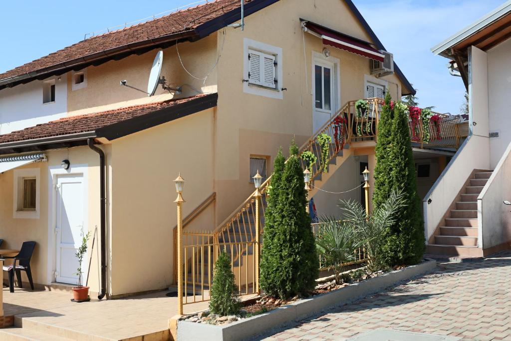 een huis met een balkon met planten bij AMORE house with apartment in Umag