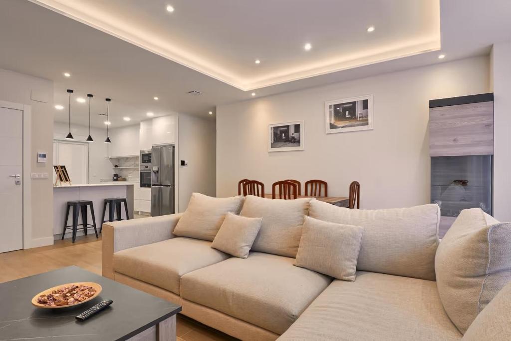 a living room with a couch and a table at Apartamento NUEVO en el centro de LEON in León