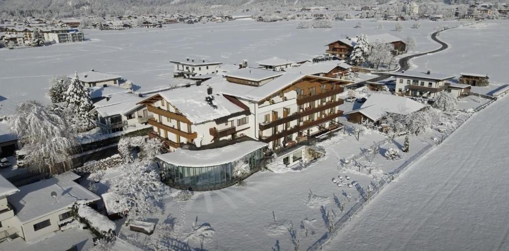 widok z powietrza na budynek pokryty śniegiem w obiekcie dasKAISER - Dein Gartenhotel in Tirol w mieście Ebbs