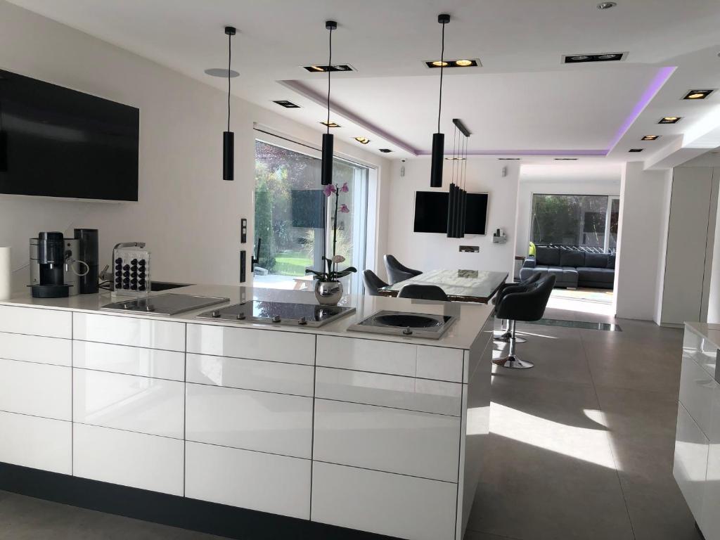 Dapur atau dapur kecil di Outstanding 9 Bedroom Villa with Pool in Munich