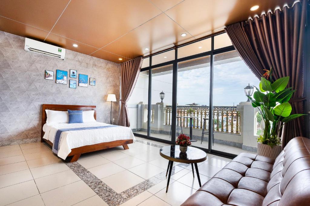 A bed or beds in a room at CAMY Hotel Vung Tau