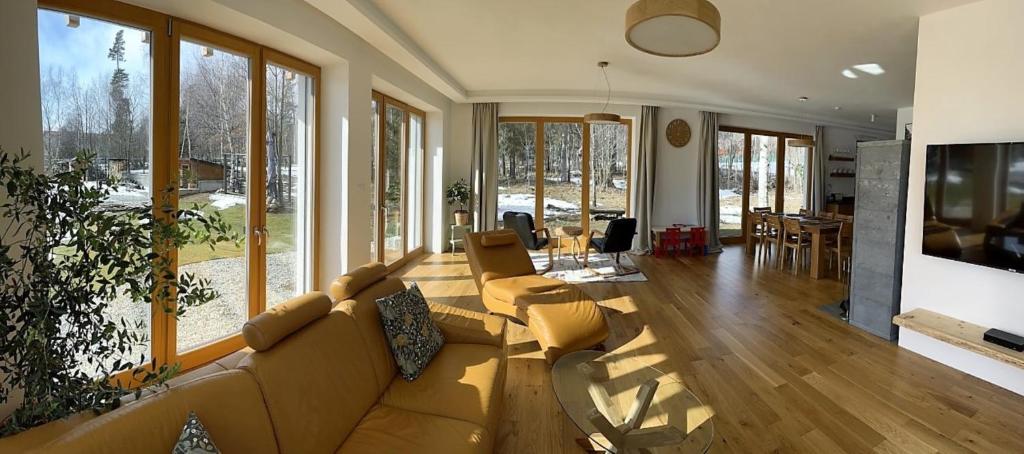 uma grande sala de estar com um sofá e uma televisão em Chalet Deer Trail Tatranská Lomnica em Tatranská Lomnica