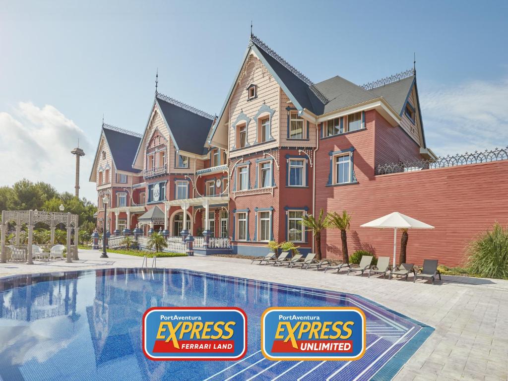 PortAventura Hotel Lucy's Mansion - Includes unlimited access & Express wristband to PortAventura Park & Ferrari Land في سالو: بيت كبير أمامه مسبح