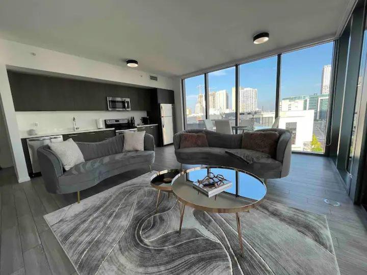 Virtuve vai virtuves zona naktsmītnē 2BR, 2 Baths Lux Downtown Apt Heart of Austin with Amazing Views, Pool, & Gym