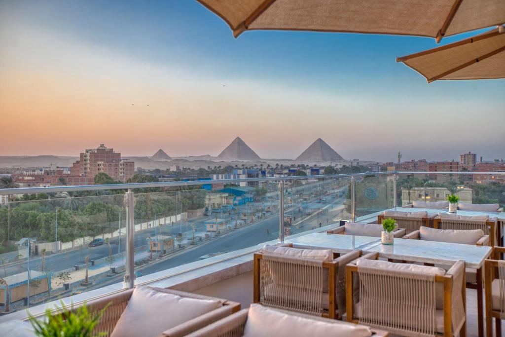 En balkon eller terrasse på Mazar Pyramids Hotel