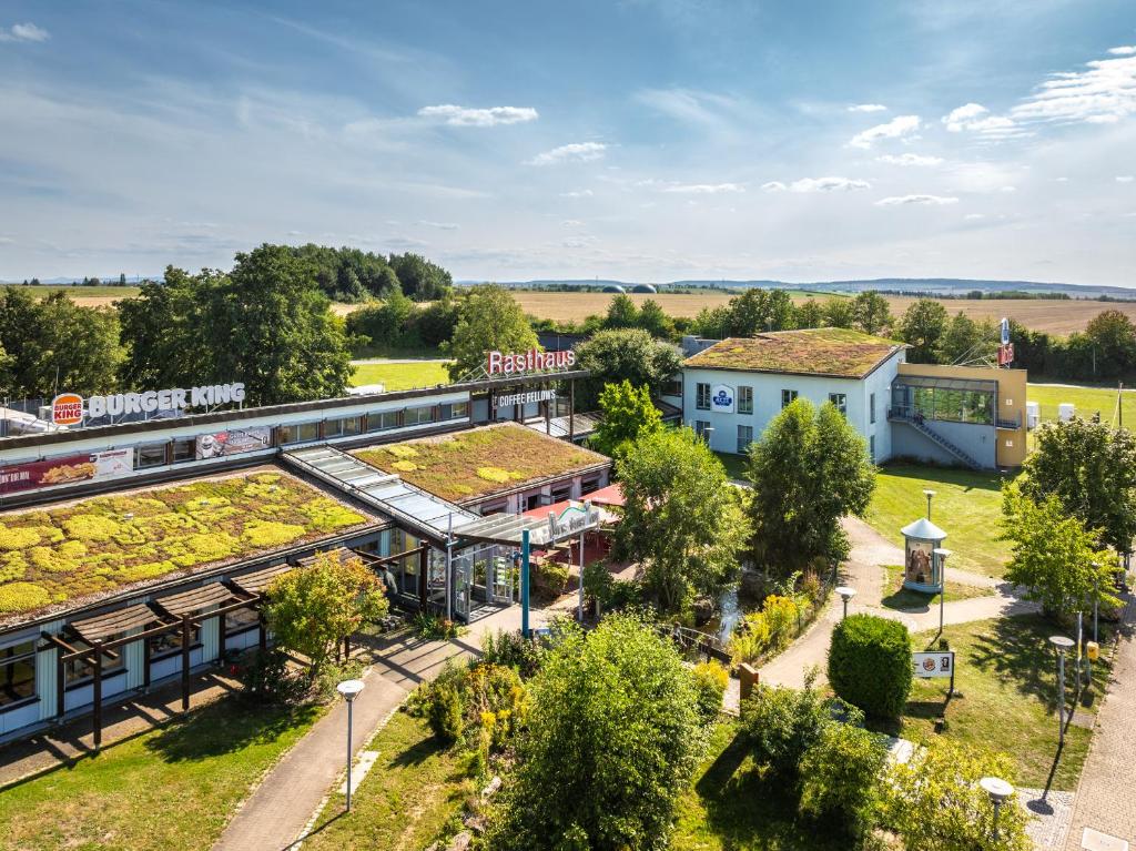 una vista aérea de una estación de tren con árboles en Dresdner Tor Süd, en Wilsdruff