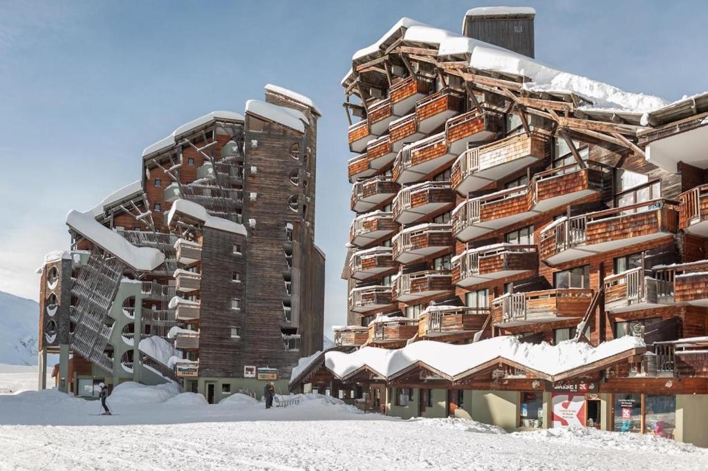 un gran edificio en la nieve con techos nevados en Résidence Saskia Falaise - Avoriaz, en Avoriaz