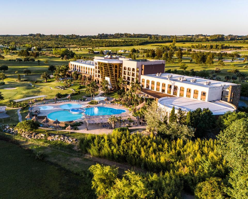 בריכת השחייה שנמצאת ב-Sheraton Colonia Golf & Spa Resort או באזור