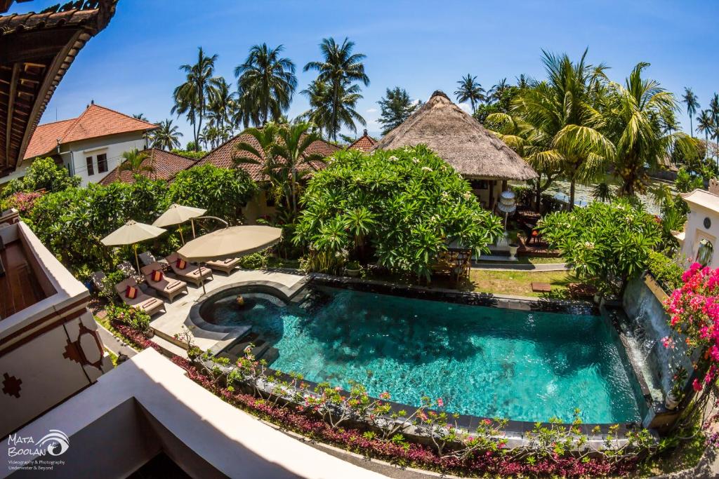 una vista aérea de una piscina en un complejo en Rama Shinta Hotel Candidasa, en Candidasa