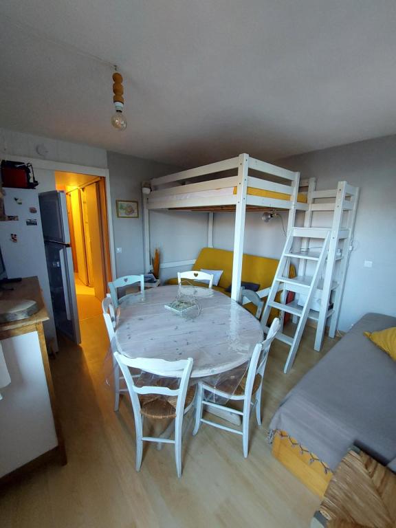 Llit o llits en una habitació de appartement aux coches 6-8 personnes 1 chambre 23m2