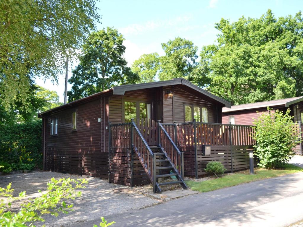 een blokhut met een trap daarheen bij Fern Lodge- Burnside Park in Keswick