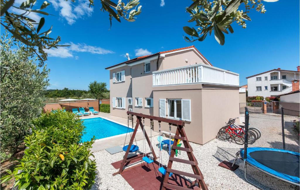 Swimmingpoolen hos eller tæt på 3 Bedroom Cozy Home In Loborika