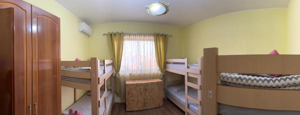 Blissful Hostel في شكودر: غرفة صغيرة بها سريرين بطابقين