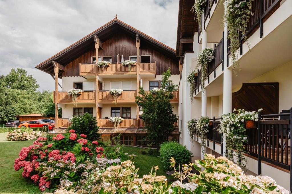 un edificio con dei fiori davanti di Appartementhaus Silvia a Bad Füssing