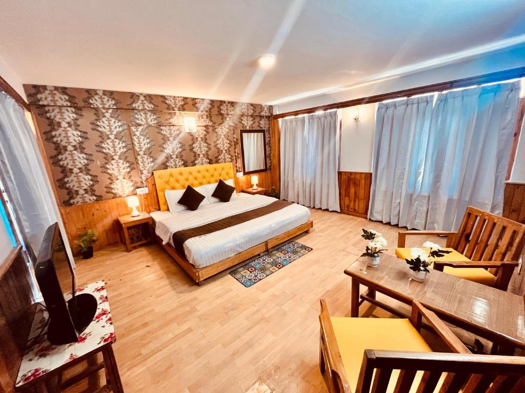 Ліжко або ліжка в номері The Ganga Lodge - Affordable Luxury Stay Near Mall Road Manali