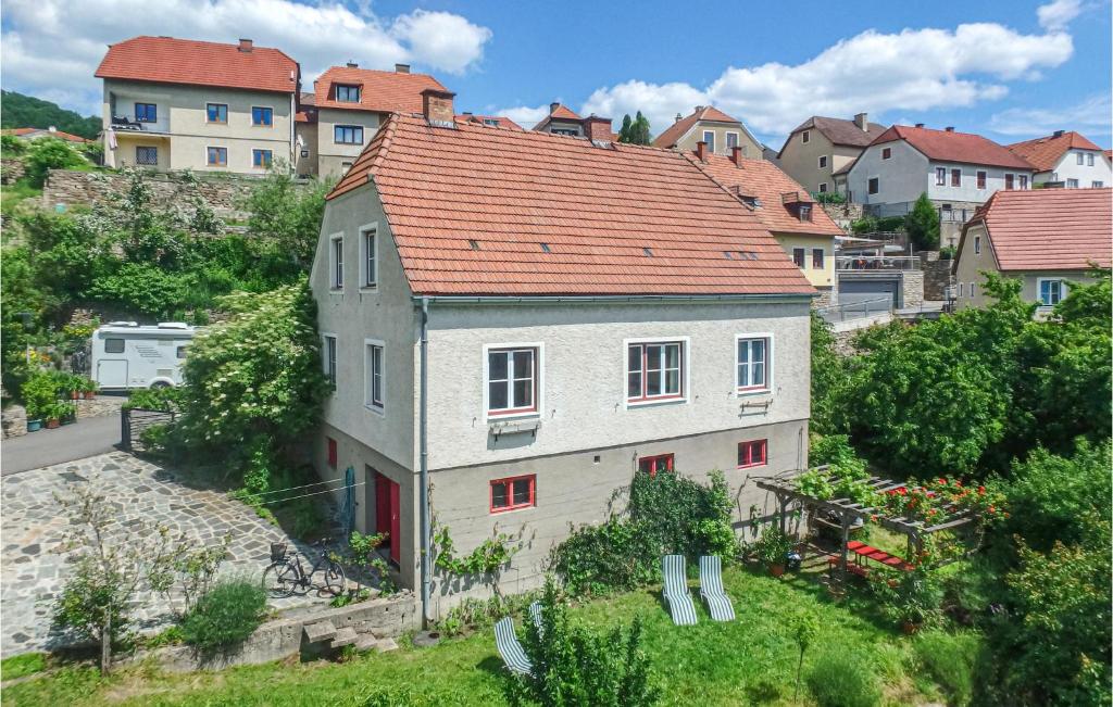 Biały dom z czerwonym dachem w mieście w obiekcie Ferienhaus Mit Garten w mieście Weissenkirchen in der Wachau