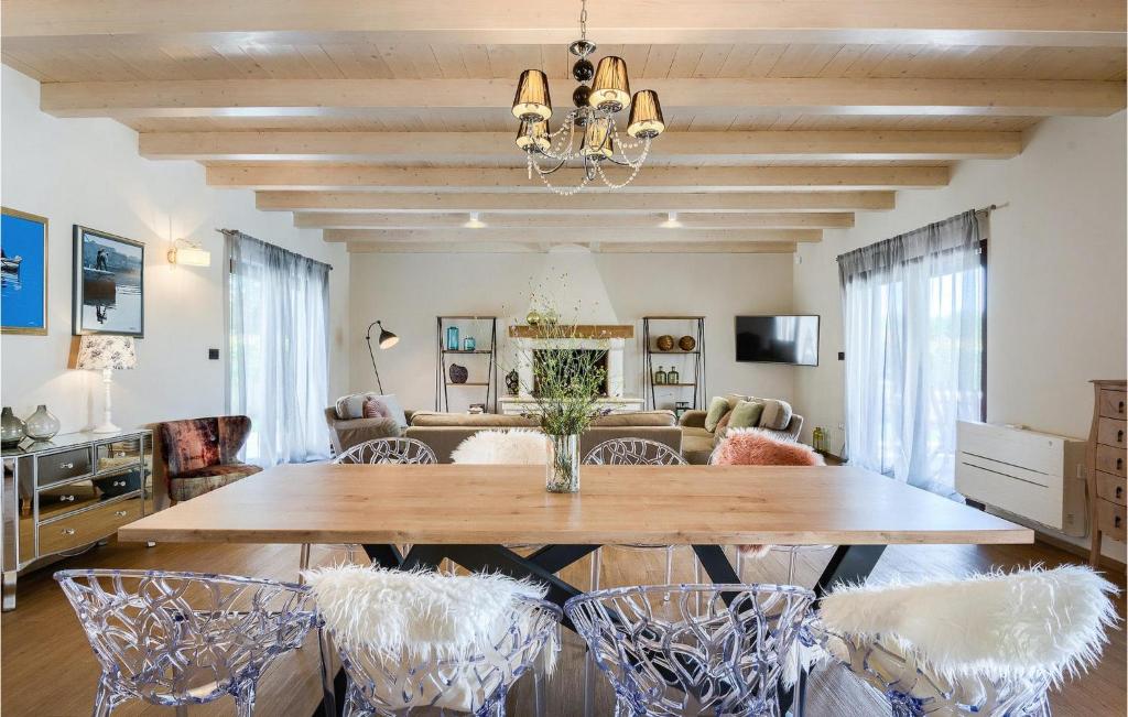 uma sala de jantar com mesa e cadeiras em Villa Campi em Pula