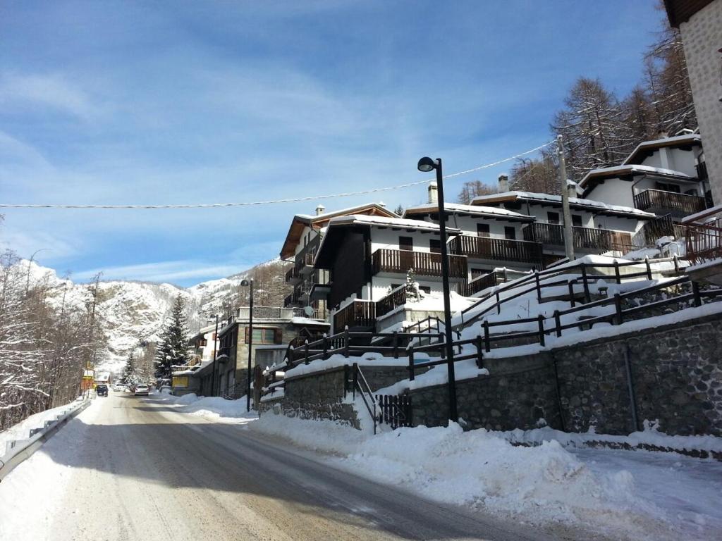 ヴァルトゥルナンシュにあるPetit Maison - Valtournencheの雪道