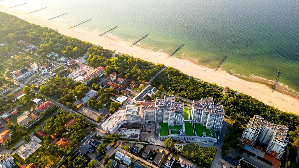 una vista aerea di una città e della spiaggia di Porta Mare Active & Spa Resort a Dziwnówek