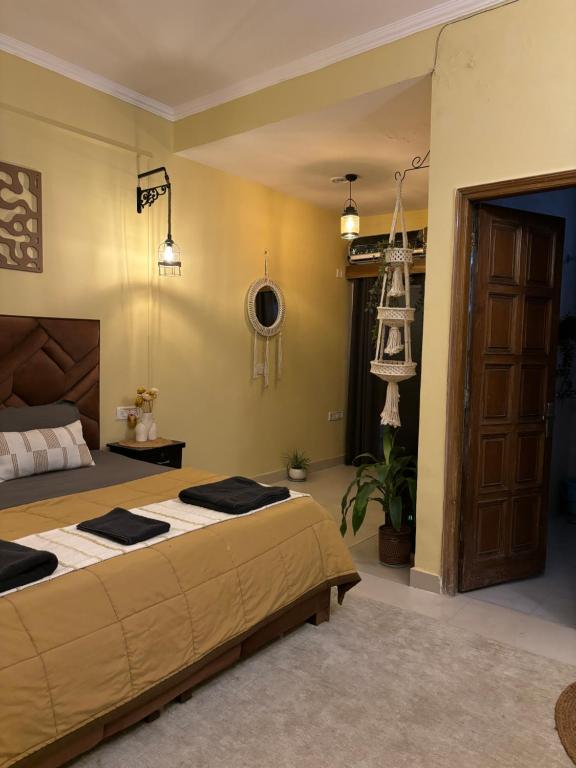 een slaapkamer met een groot bed en een ladder bij Atharva's Homestay Nehru Enclave in New Delhi