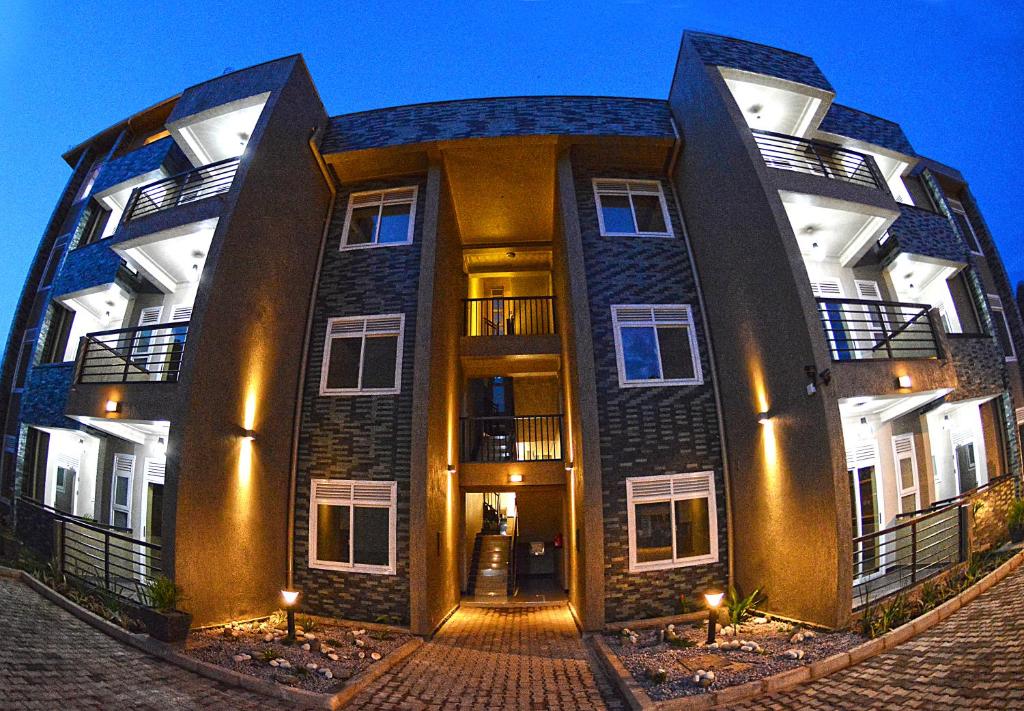 ein großes Apartmenthaus mit einer Eingangstür in der Nacht in der Unterkunft Lake View Apartments in Luzira