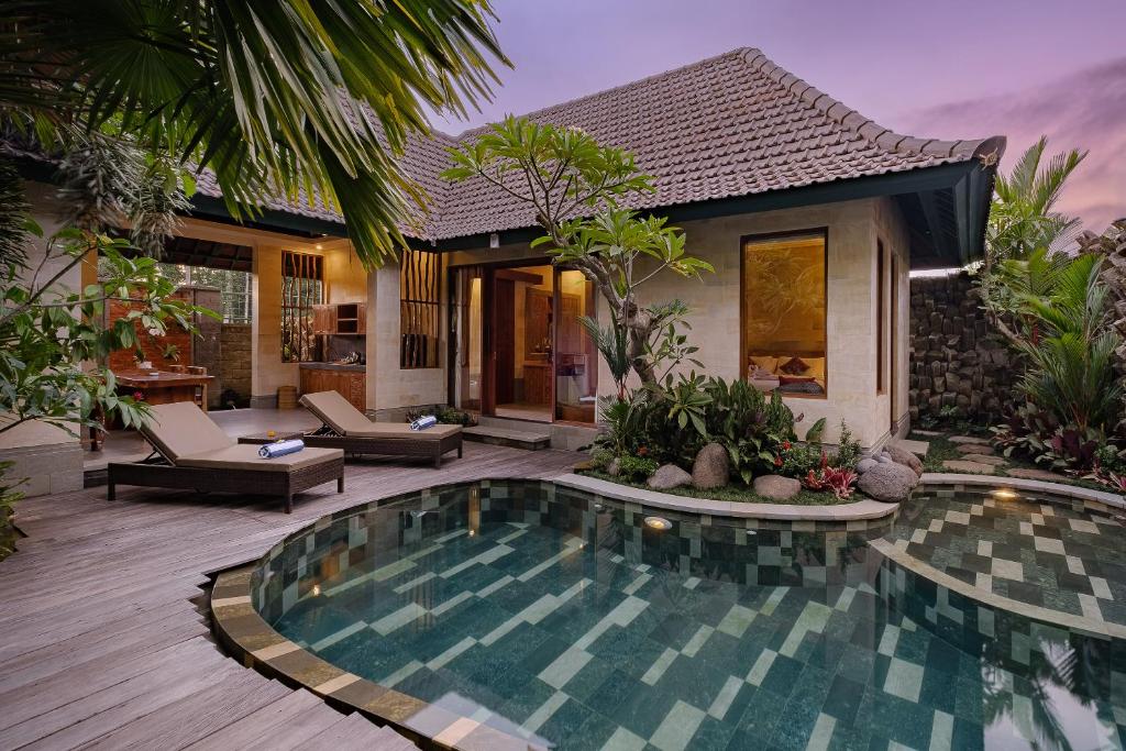 ein Pool vor einem Haus in der Unterkunft Monique Ubud Villa in Ubud