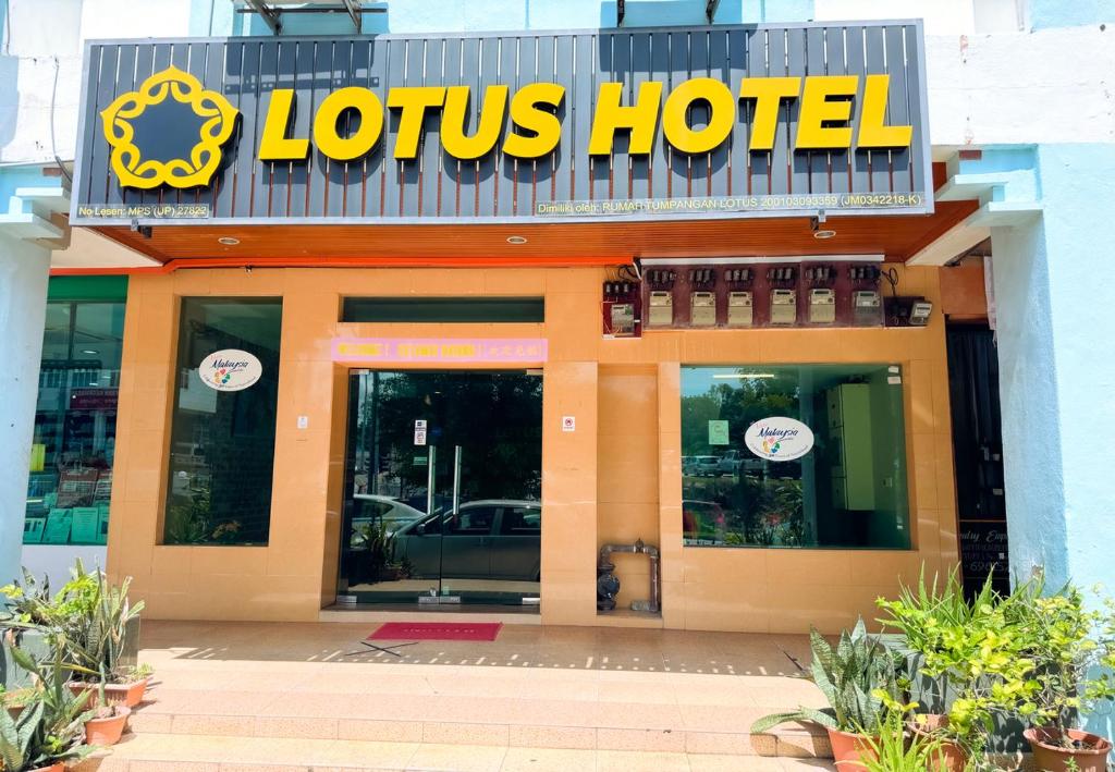 a hotel with a sign on the front of it at Sun Inns Seremban Formerly known as Lotus Seremban in Seremban