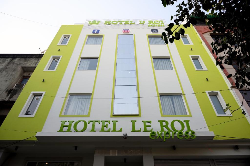 新德里Hotel Le Roi Express Karol Bagh的一座建筑,有一间酒店