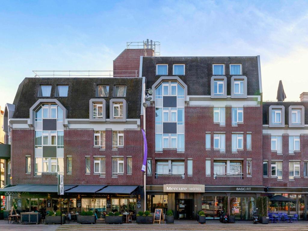 un groupe de grands bâtiments dans une rue de la ville dans l'établissement Mercure Hotel Tilburg Centrum, à Tilbourg