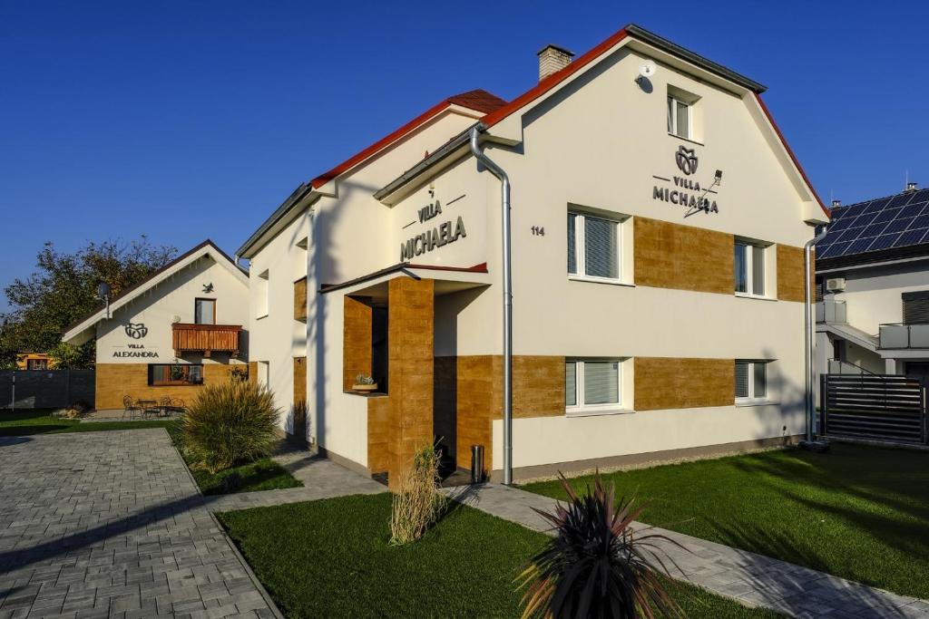 een huis met een solarium aan de zijkant bij Villa Michaela in Bešeňová