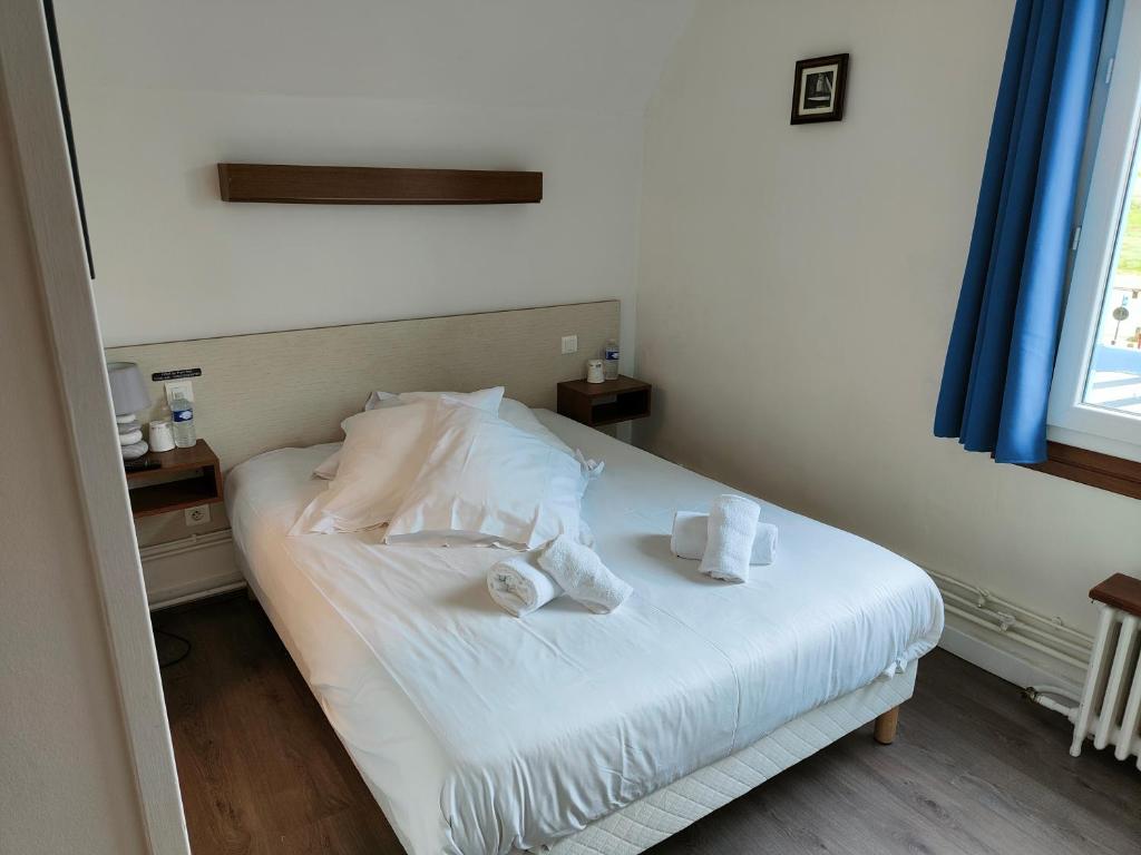 - une chambre avec un lit et des serviettes dans l'établissement Le Parc aux Huîtres, à Cayeux-sur-Mer