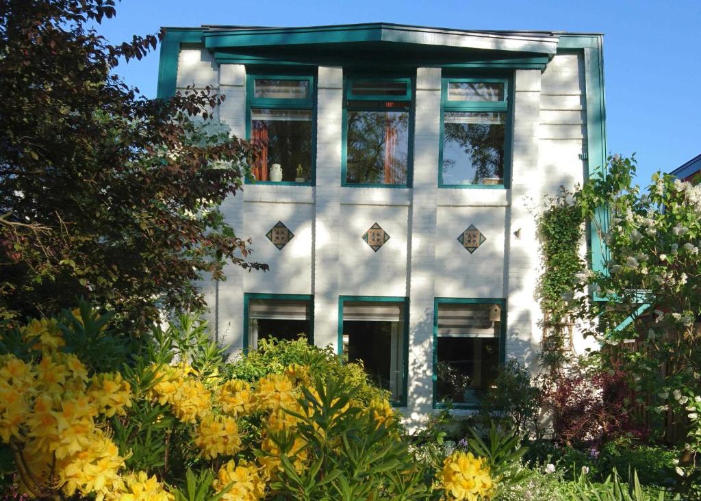 a building with flowers in front of it at Overbosch in Bilthoven