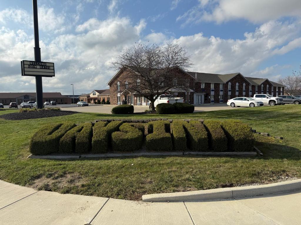 Garden sa labas ng Days Inn by Wyndham Muncie -Ball State University