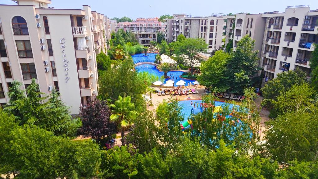 Attractive Family Apartment in Sunny Beach Cascadas Family Resort游泳池或附近泳池