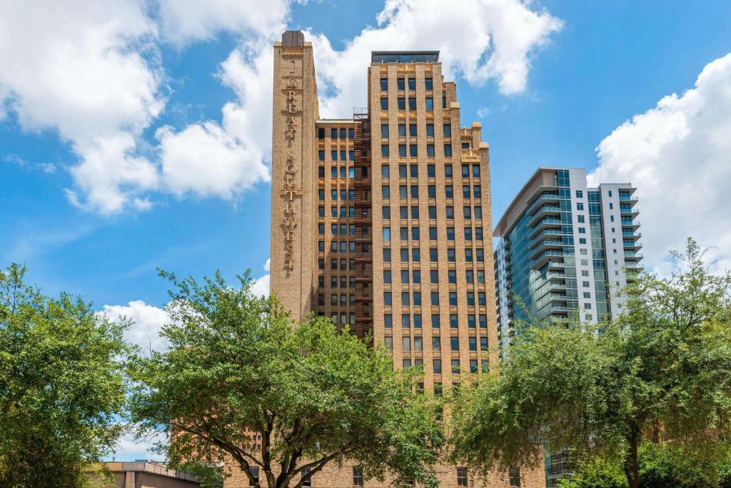 un edificio alto con árboles delante de los edificios en Cambria Hotel Houston Downtown Convention Center, en Houston