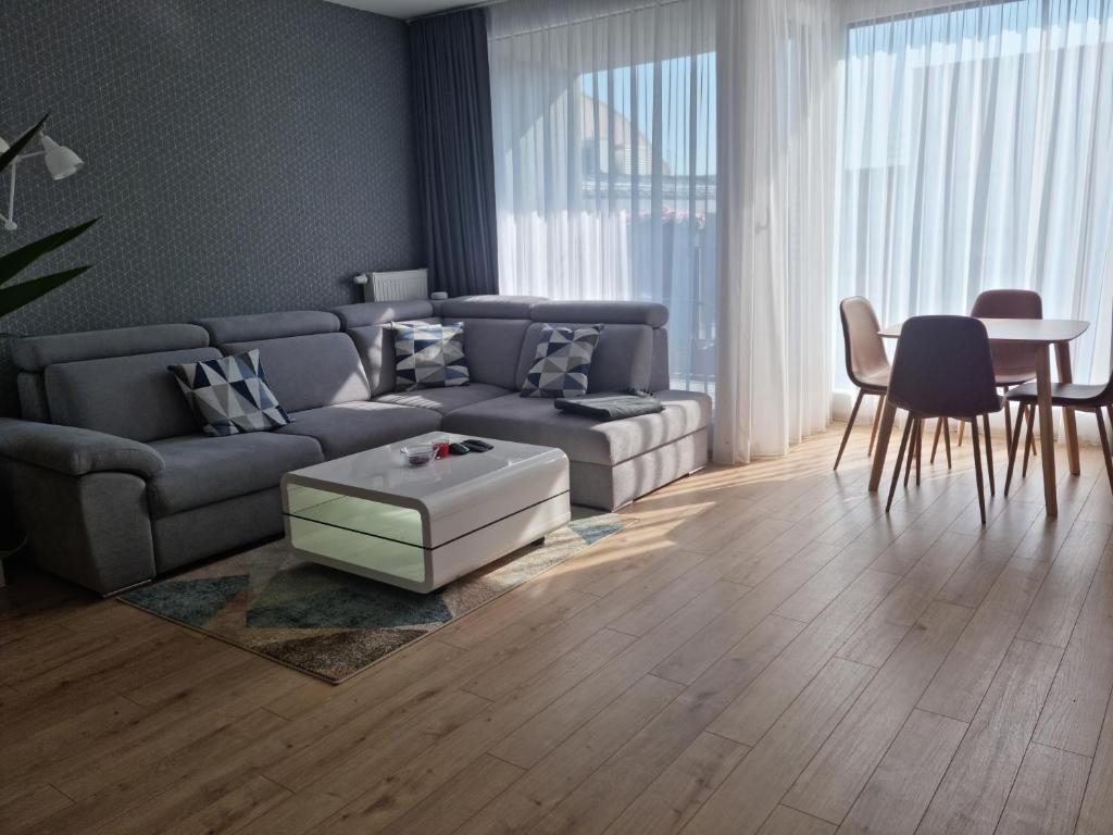 sala de estar con sofá y mesa en Apartment Paulínska, en Trnava