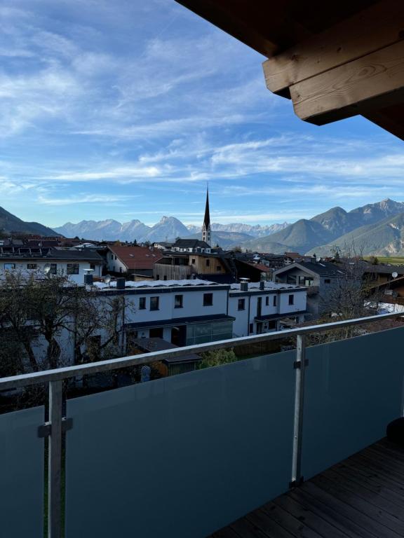 d'un balcon offrant une vue sur la ville. dans l'établissement Apartments Oliver, Axams, à Innsbruck