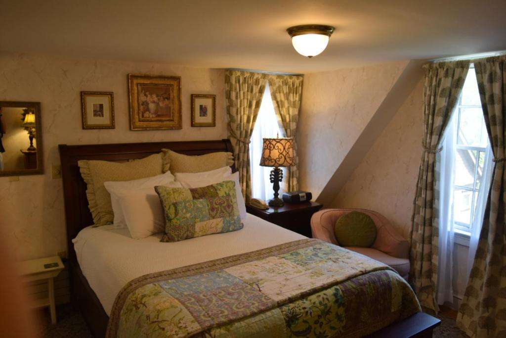 A bed or beds in a room at Ivy Lodge