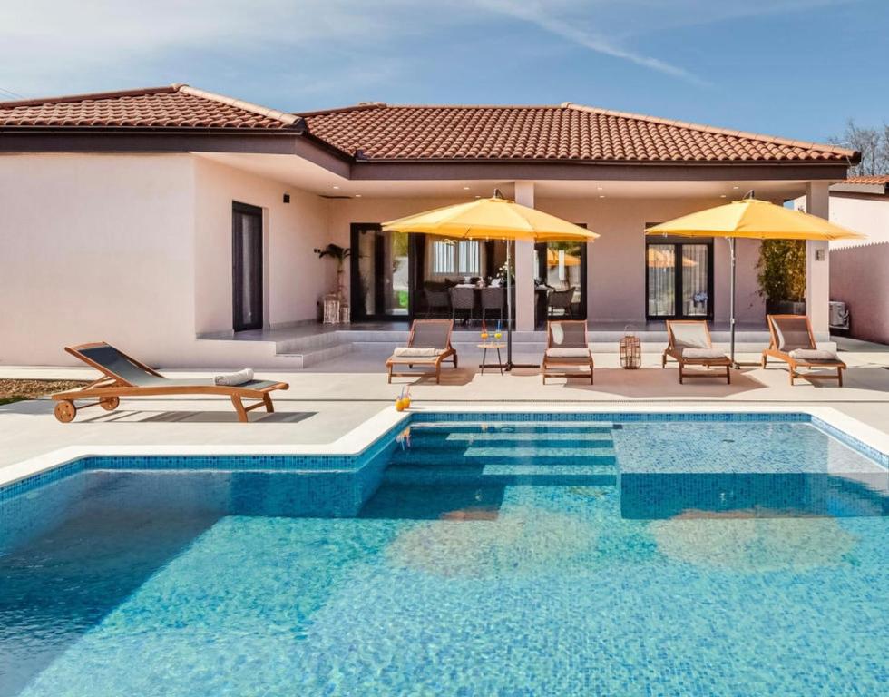 Willa z basenem i domem w obiekcie Villa Oasis w mieście Zadar