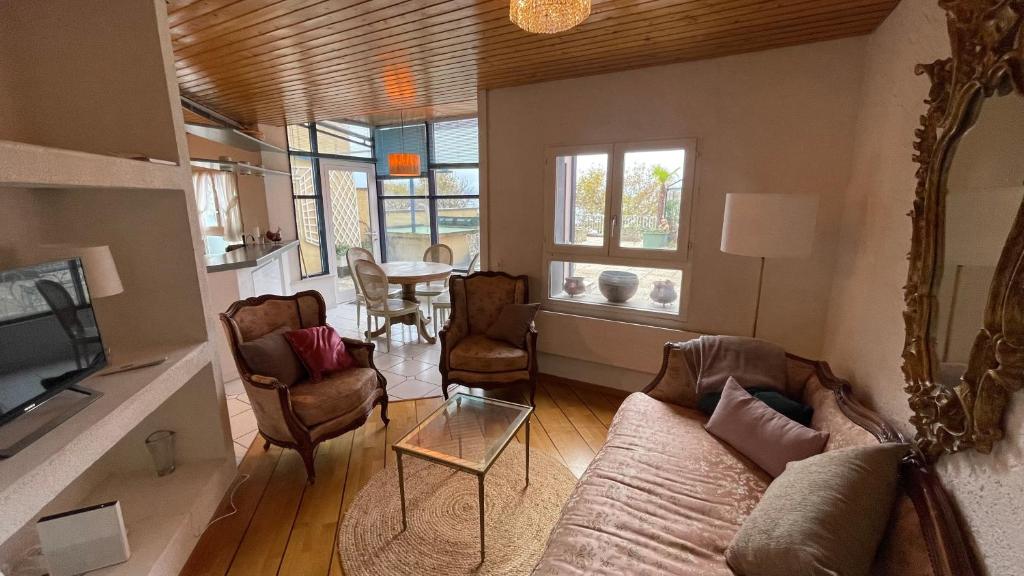 a living room with a couch and chairs and a table at Lakeside-Apartment-2 Appartement avec une grande terrasse et vue panoramique sur le lac in Vevey