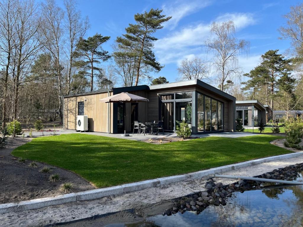 Фотография из галереи Modern holiday home on a holiday park, adjacent to the Hoge Veluwe National Park в Арнеме